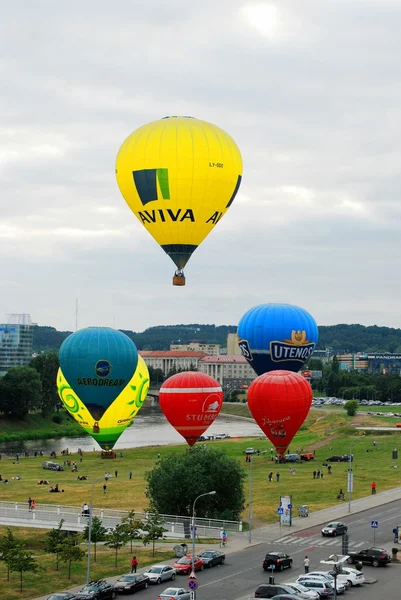 Heißluftballons in der Innenstadt von Vilnius — Stockfoto