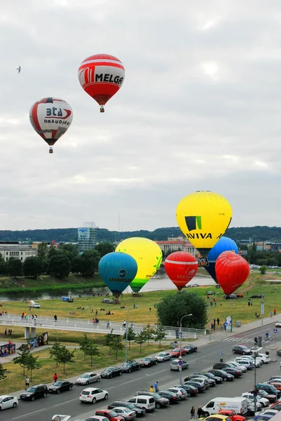 Heißluftballons in der Innenstadt von Vilnius — Stockfoto