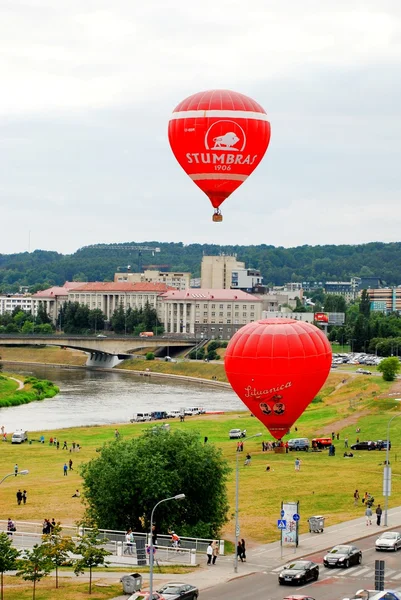 Balonów na ogrzane powietrze w centrum miasta Wilna — Zdjęcie stockowe