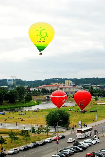 Heißluftballons in der Innenstadt von Vilnius — Stockfoto