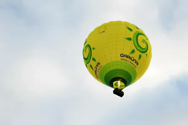 Heißluftballon in der Luft über Vilnius Stadtzentrum — Stockfoto