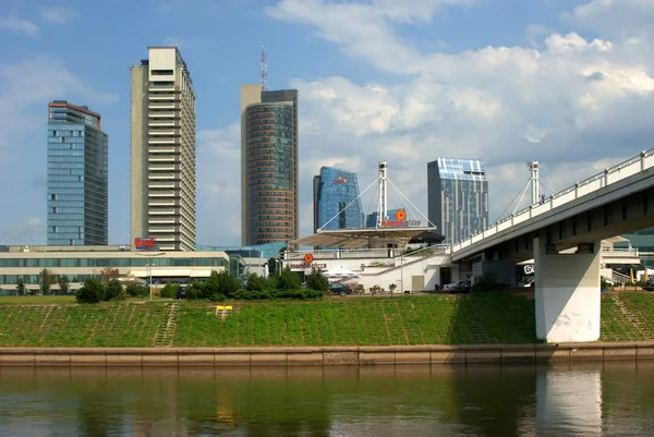 De vilnius stad lopen brug met wolkenkrabbers — Stockfoto