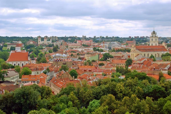 Vista para a cidade velha de Vilnius verde na hora de verão — Fotografia de Stock