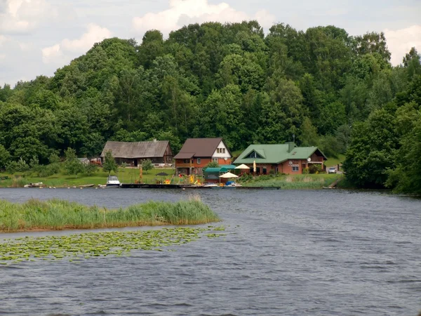 Kaunas artificial sea - Nemunas river weir and houses at Rumsiskes. — Stock Photo, Image