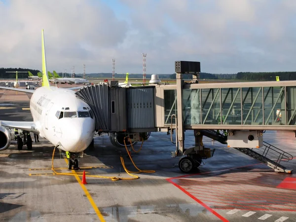 Vzduch pobaltské letadlo na letišti riga. Air baltic je letecké dopravce Lotyšské vlajky a low-cost dopravce — Stock fotografie