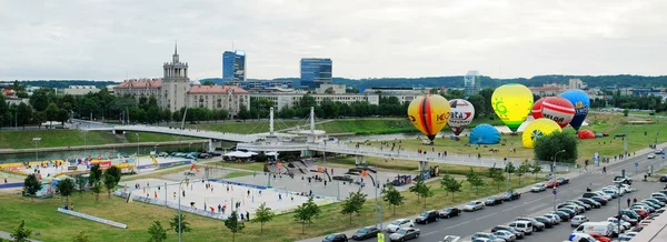 Horkovzdušné balóny v centru města vilnius — Stock fotografie