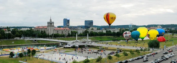 Globos de aire caliente en el centro de Vilna — Foto de Stock