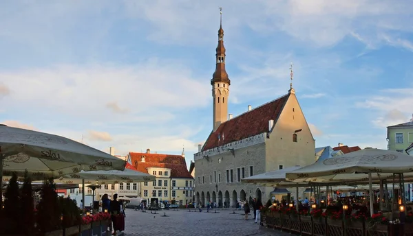 El corazón de Tallin en el casco antiguo con ayuntamiento en ewening —  Fotos de Stock