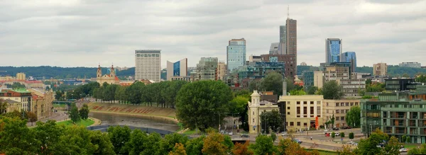 Vilnius. het uitzicht vanaf de heuvel van bovenste kasteel — Stockfoto