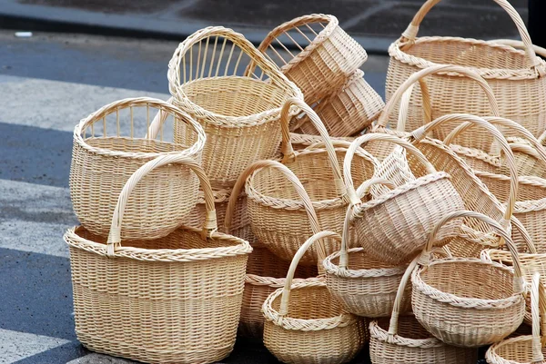 Weidenkörbe zum Verkauf auf dem Markt — Stockfoto