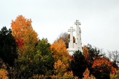 Vilnius tepedeki üç croses Anıtı 