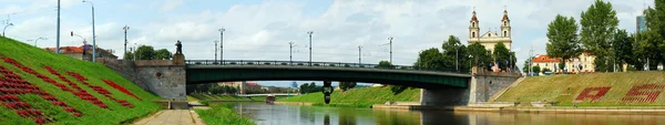 River Neris und Brücke über. Wilnius — Stockfoto