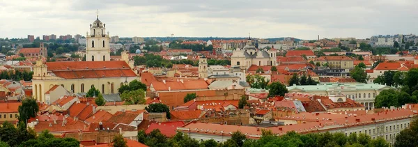 Panoramy starego miasta w Wilnie, w sezonie letnim. — Zdjęcie stockowe