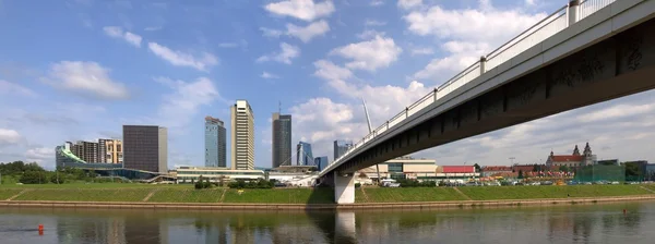 De vilnius stad lopen brug met wolkenkrabbers — Stockfoto