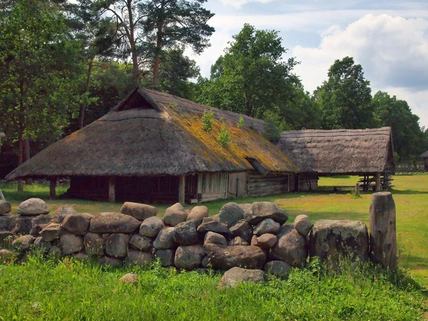 Maison en bois typiquement ethnographique à Rumsiskes, district de Kaunas en Lituanie — Photo