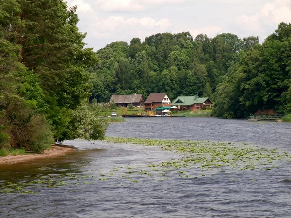 Laut buatan Kaunas - sungai Nemunas dan rumah-rumah di Rumsiskes . — Stok Foto