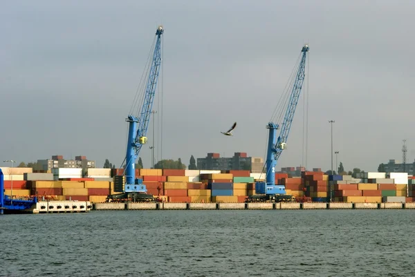 Recipientes no porto de Klaipeda. Lituânia — Fotografia de Stock