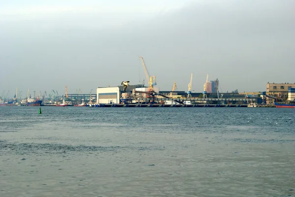 Porto de Klaipeda com guindastes. Lituânia — Fotografia de Stock