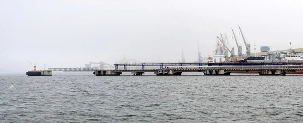 Porto de Klaipeda com guindastes. Lituânia — Fotografia de Stock