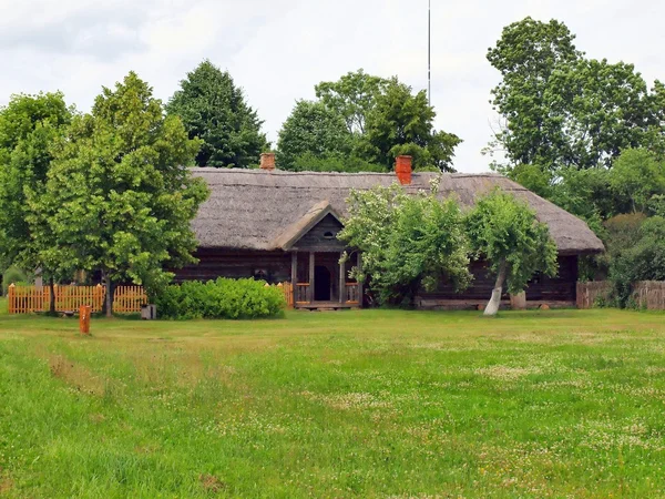 Típica casa de madera etnográfica en Rumsiskes, distrito de Kaunas en Lituania — Foto de Stock