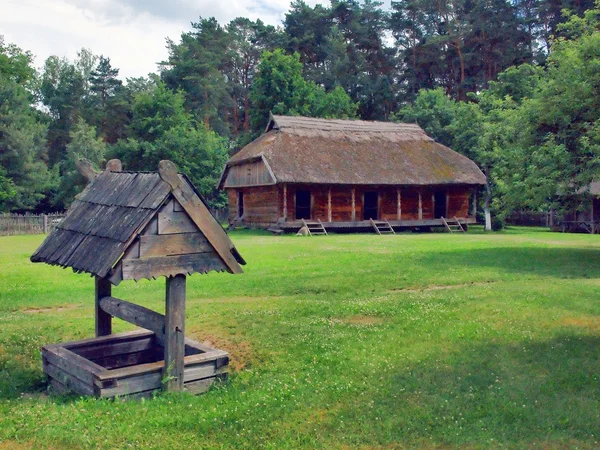 Típica casa de madeira etnográfica em Rumsiskes, distrito de Kaunas, na Lituânia — Fotografia de Stock