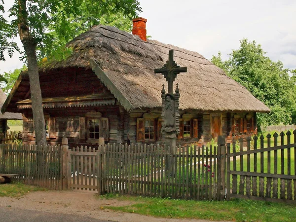 Típica casa de madera etnográfica en Rumsiskes, distrito de Kaunas en Lituania —  Fotos de Stock