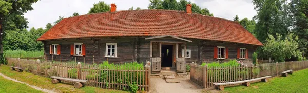 Típica casa de madera etnográfica en Rumsiskes, distrito de Kaunas en Lituania — Foto de Stock