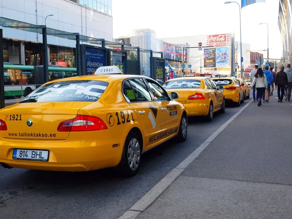 Tallinn street and original yellow taxi tallink takso — Stock Photo, Image