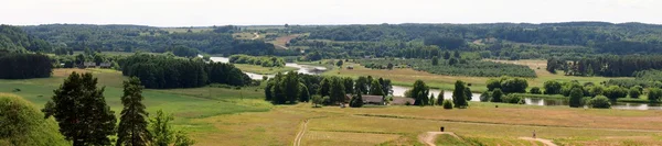 Kota bersejarah Lithuania Kernave dengan gundukan dan sungai Neris terlihat dari — Stok Foto