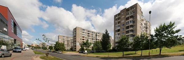 Bloques típicos de pisos construidos durante el período comunista en Vilna — Foto de Stock
