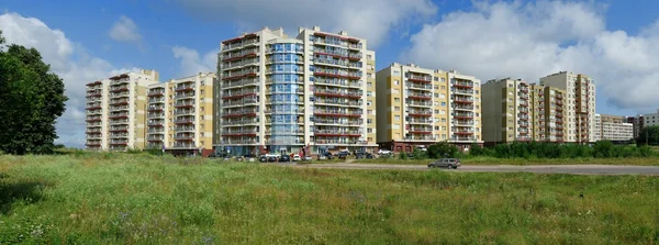 Vilnius vandaag. nieuwe gebouwen op perkunkiemis. — Stockfoto