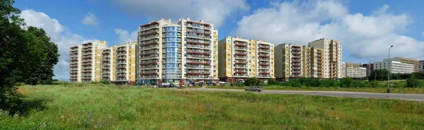 Vilnius vandaag. nieuwe gebouwen op perkunkiemis. — Stockfoto