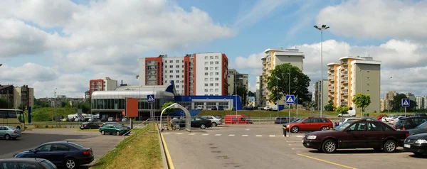 Vilnius vandaag. nieuwe gebouwen en de natuur. — Stockfoto