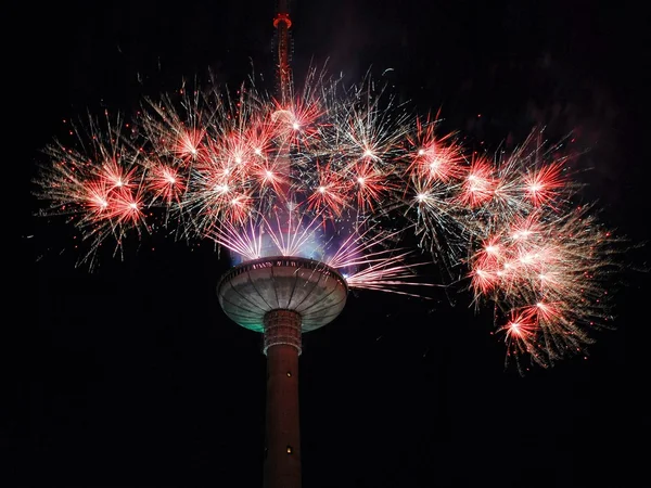 Fuegos artificiales en la torre de televisión de Vilna — Foto de Stock