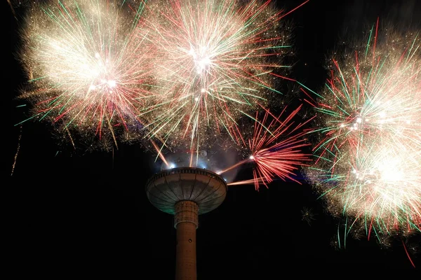 Fuochi d'artificio alla torre televisiva di Vilnius — Foto Stock
