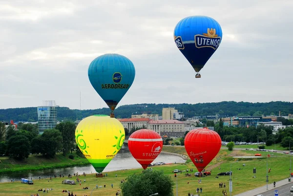 Heißluftballons in der Innenstadt von Vilnius — Stockfoto