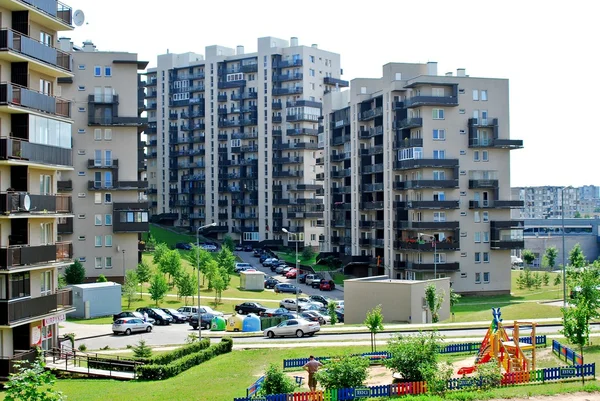 Vilnius aujourd'hui. Nouveaux bâtiments et nature . — Photo