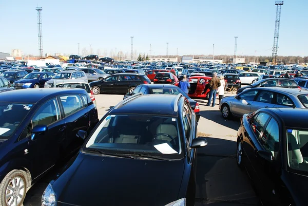 Mercado de coches usados de segunda mano en la ciudad de Kaunas — Foto de Stock