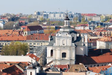 Kilise kulesinden eski Vilnius görünümü