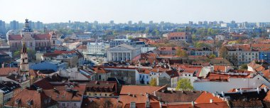 Kilise kulesinden eski Vilnius görünümü