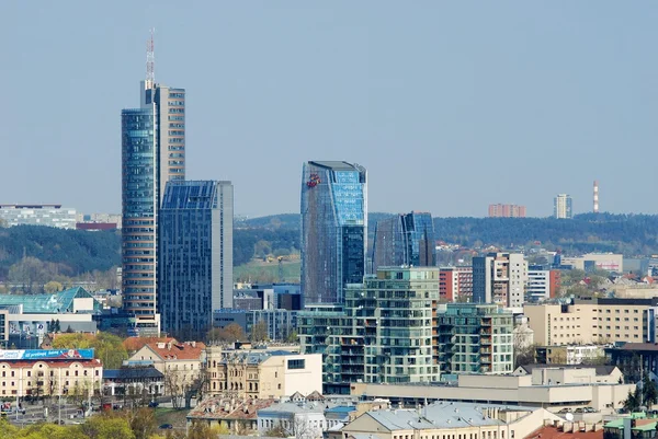 Vista panoramica della città vecchia di Vilnius e degli edifici moderni — Foto Stock