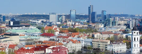 Panorámás kilátás nyílik a vilnius régi város és a modern épületek — Stock Fotó