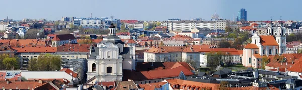 Utsikt över vilnius gamla från tornet av kyrkan — Stockfoto