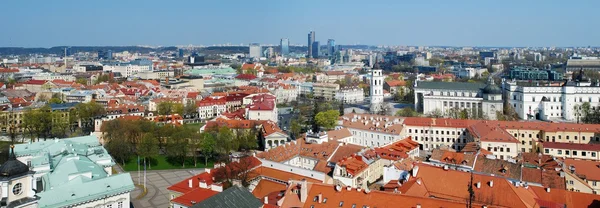 Utsikt över vilnius gamla från tornet av kyrkan — Stockfoto