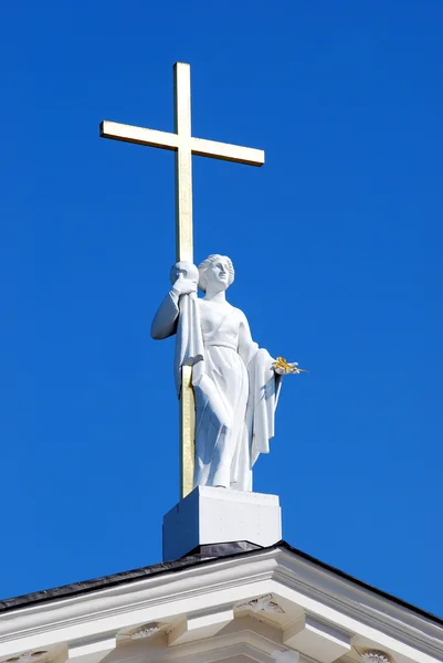 Statua sulla cattedrale nella città di Vilnius. Lituania . — Foto Stock