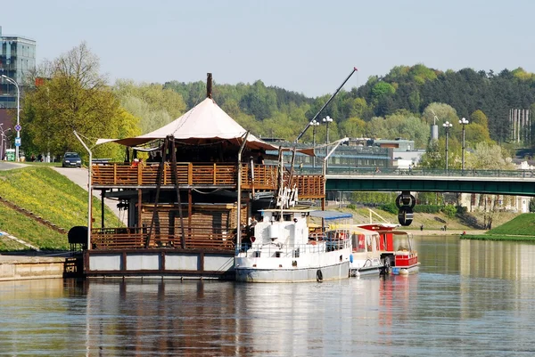 Vilnius a neris folyó hajók 2014. április 26. — Stock Fotó