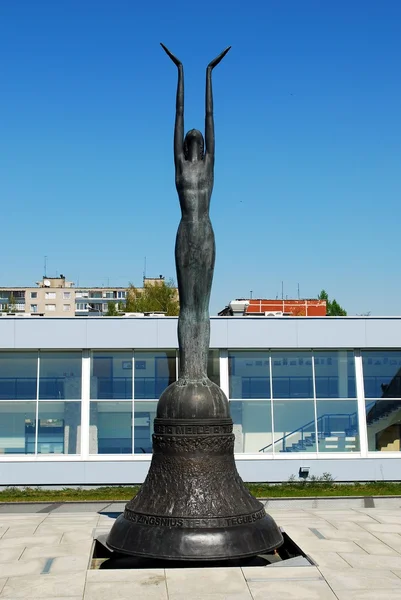 Скульптура "Жертва", созданная скульптором Дариусом Бразюнасом — стоковое фото
