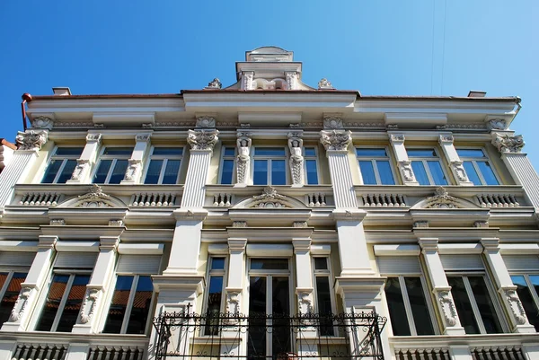 Vieille maison façade dans la ville de Vilnius — Photo