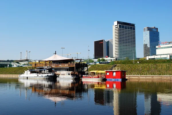 Vilnius schepen in de rivier de neris op 26 april 2014 — Stockfoto