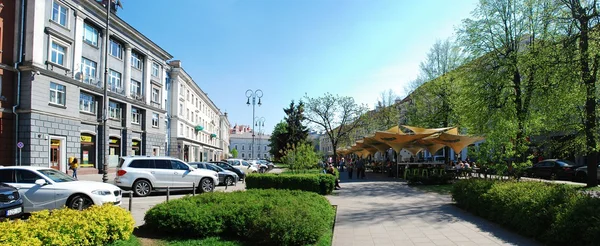 Весенние выходные в старом городе Вильнюса — стоковое фото